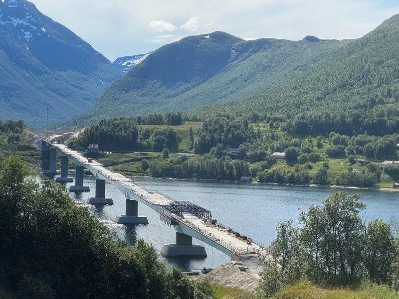 Metrostav Norge AS har helt siden oppstarten hatt ansvaret for byggingen av Ramfjordbrua og øvrige konstruksjoner i prosjektet. Disse arbeidene har derfor kunnet fortsette som planlagt gjennom perioden.