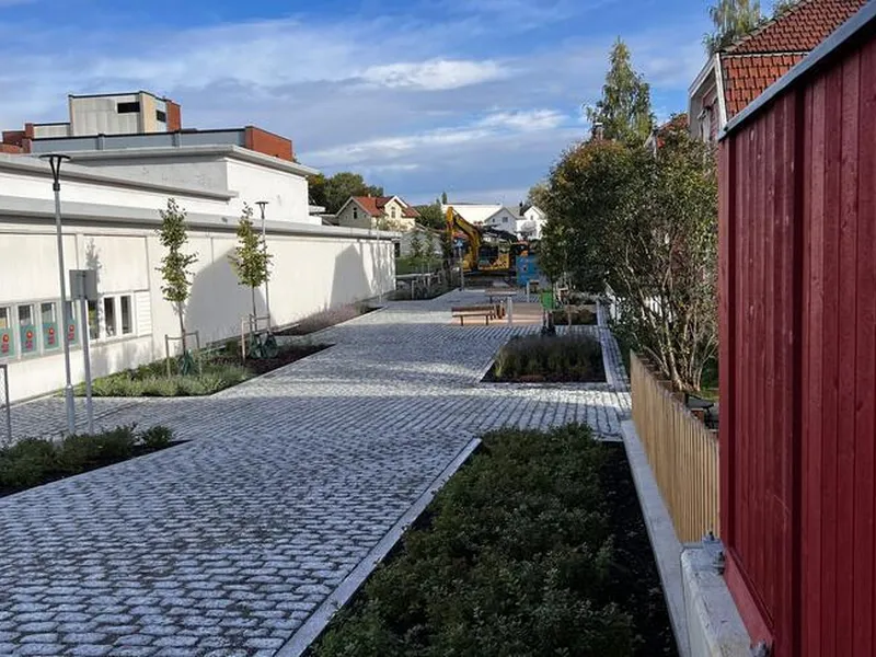 Nederste del av Brugata er stengt for gjennomgangstrafikk og etablert som gatetun.