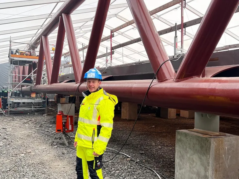 Prosjektleder Krister Skjærbekk viser frem det første bruelementet.