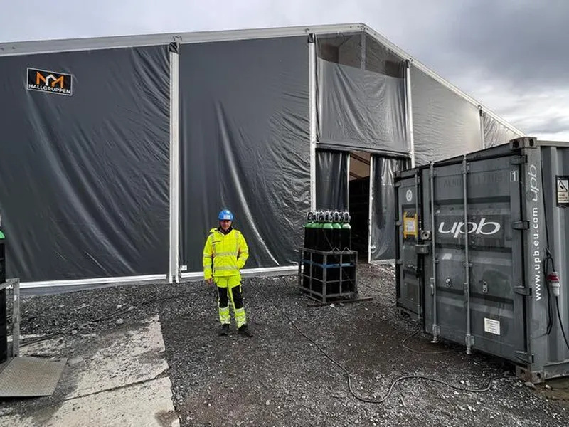 Prosjektleder Krister Skjærbekk viser frem byggeplassen. I dette teltet sveises brudelene sammen.