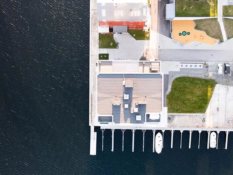 Smietangen oversikt over brygge og uteområdet