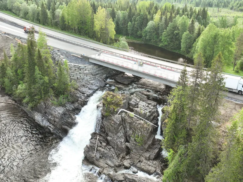 Dronebilde fra Tromselvbrua tatt i juni.