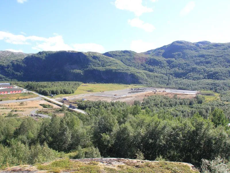 Landskapsbilde av Camp Elvegårdsmoen i Bjerkvik, omgitt av skogkledde åser.