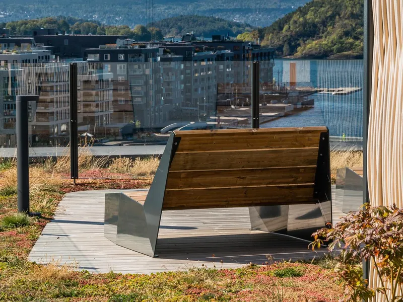 Sitteplass i takhagen med utsikt mot Oslofjorden. Foto