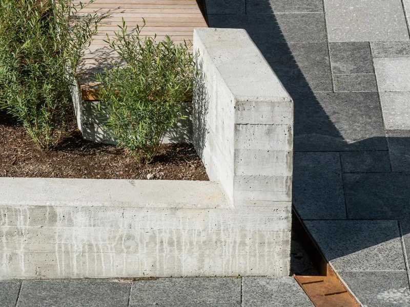 Materialdetaljer. Betong, cortenstål, steinheller og beplantning. Foto