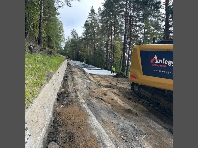 Gravemaskiner i arbeid på Eggemoen.