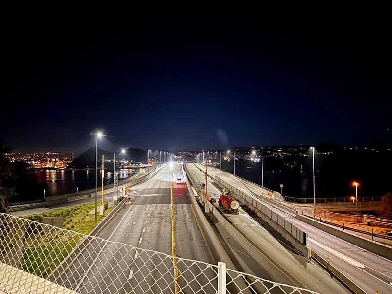 To brufuger på den eldste av de to Varoddbruene har blitt skiftet ut med nye. Natt til fredag fjernes de siste sperringene og trafikken vil igjen gå som normalt over de to E18-bruene.
