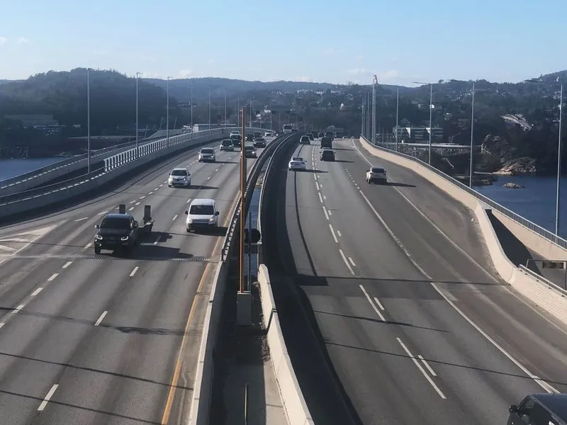 Bilde av E18 Varoddbrua med mye trafikk