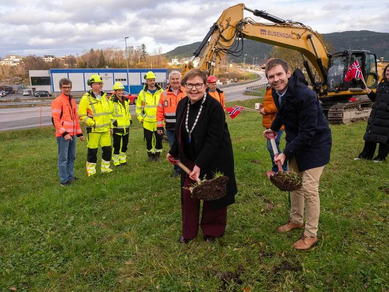 Statssekretær Tom Kalsås og Sula-ordførar Turid Humlen tok mandag første spadestikk på E39 Veibustkrysset.