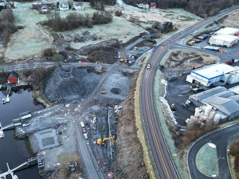 Dronefoto fra Veibustkrysset viser at arbeidet med å bygge om krysset er kome godt i gang.