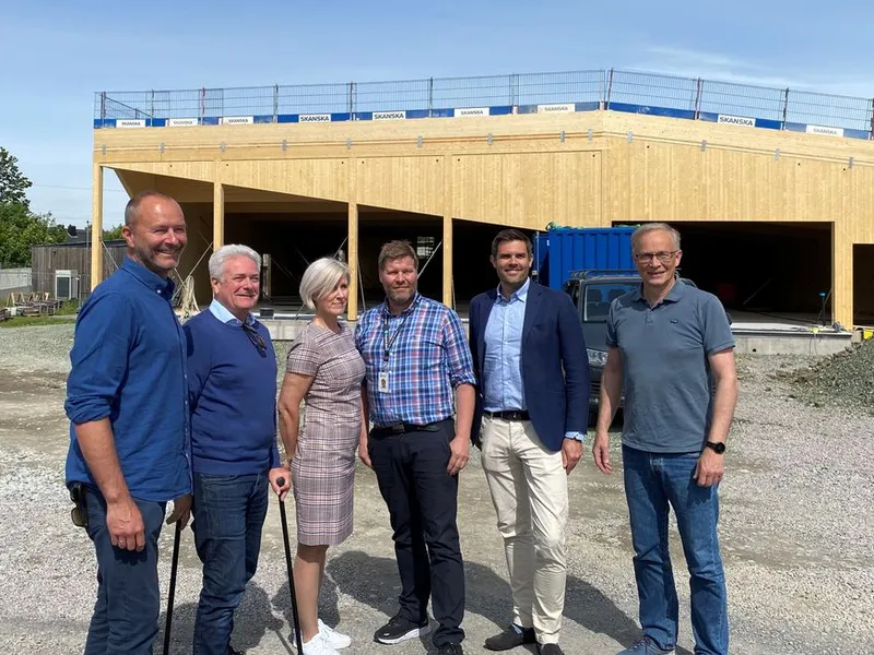 Sentrale aktører i prosjektet samlet foran butikkbygget: Pål Edwards, Coop Sørøst; Roy Rossebø, Coop Norge; Lilljan Jakobsen, Coop Norge Eiendom; Geir Kildal, Skagerak Energi; Morten Stensli, Ohmia Retail og Per Arthur Larsen, Skanska. Foto: Coop