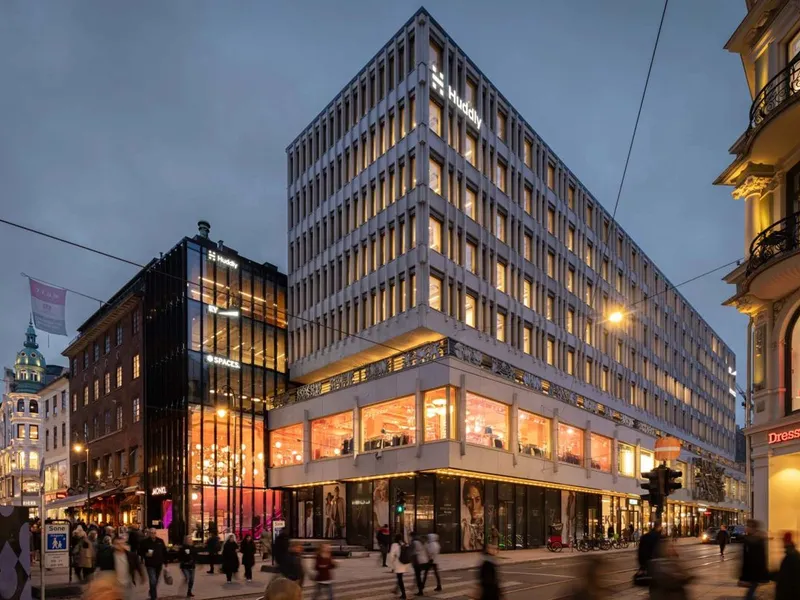 Bygget består av fem historiske bygninger som er koblet sammen og transformert til ett kontor- og handelsbygg over tolv etasjer. Foto: Schage