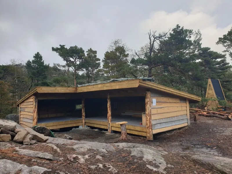 Bygger gapahuk: Speiderne i Vågsbygd fikk erstatning for tap av gapahuk, og bygger nå ny gapahuk i området Bjørkedalheia i Vågsbygdskauen.