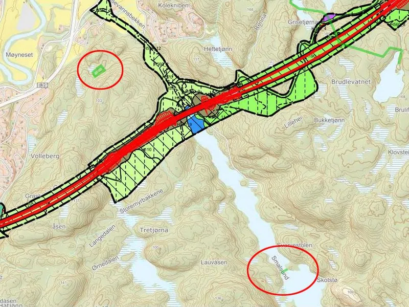 Nye Veiers tiltak: Den nye flytebroa er bygd over Smalsund (markert med rund ring nede til høyre), mens Rosseland skole har fått en nytt område med tre gapahuker (markert med rund ring oppe til venstre).