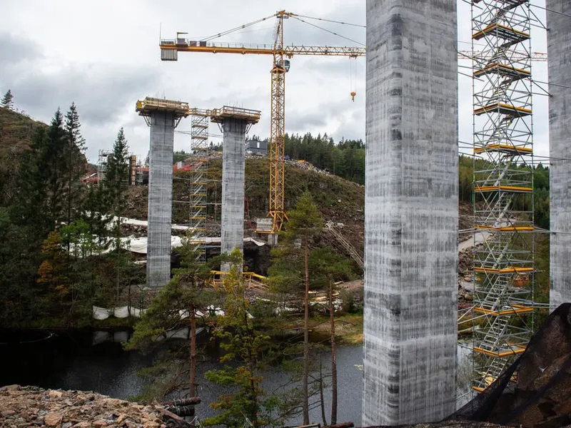 Kompensasjon: Byggingen av denne broa over Rossevannet gjorde at Nye Veier og brukerne av friluftsområdet ble enige om ny gangbro over Smalsund.