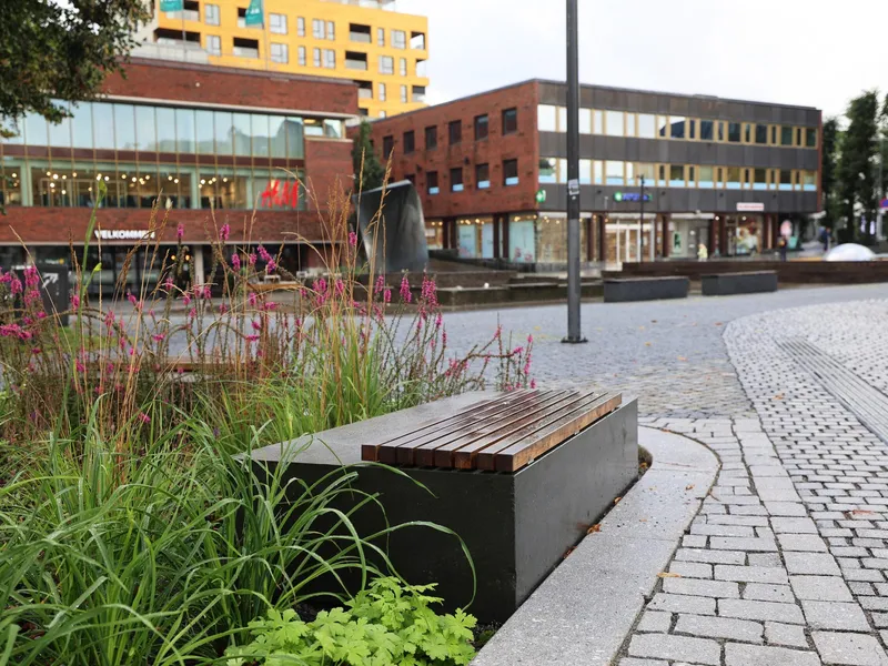 Benk på Farmannstorvet i Tønsberg sentrum laget av overskuddstein fra Tønsberg torg.