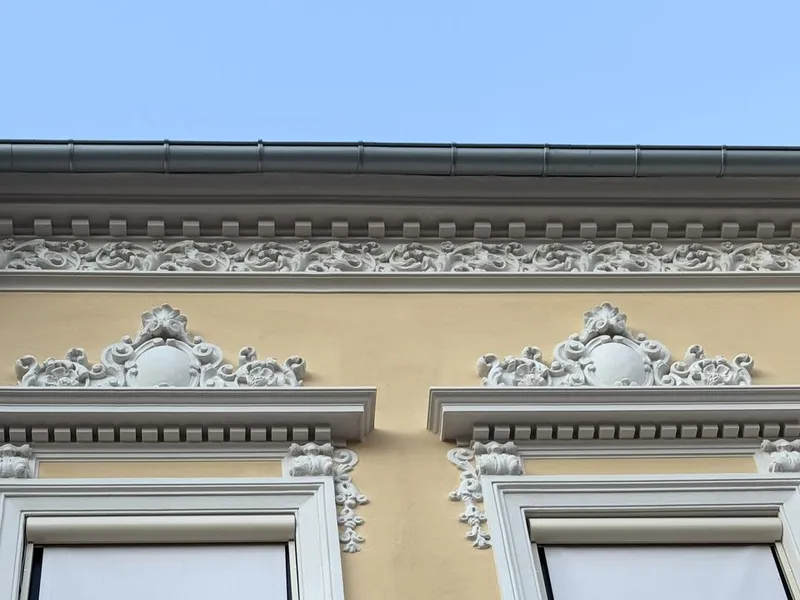 Fasaden er en av de mest detaljrike i Oslo fra denne tidsepoken og den omfattende fasaderehabiliteringen gjør at bygget nå er godt rustet for 100 nye år.
