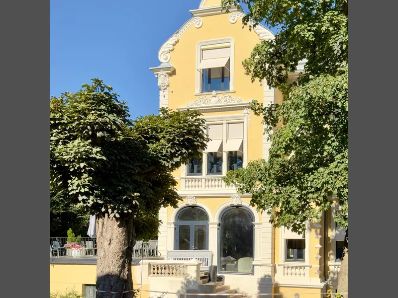 «Schibbyevillaen» har sitt navn fra byggherren og legen Laurits Waldemar Schibbye fra Østre Aker. Det var arkitekt Christian Fürst, assistert av K. Brun som tegnet villaen. Fasaden er i dag en av de mest detaljrike i Oslo fra denne tidsepoken, med sine sirlige ornamenter, tenner, kvader og trekninger.