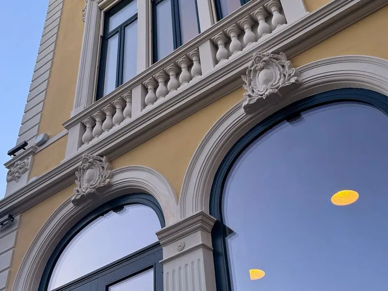 Den nye fasaden ble malt med silikatmaling. I tillegg er alle vinduer, verandadører og markiser byttet ut. Fasaden har også fått ny belysning.