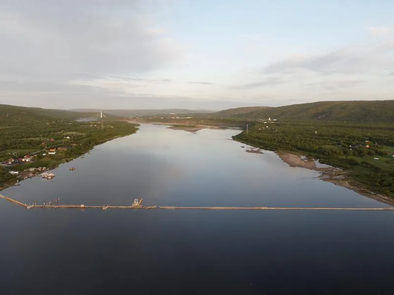 Den 400 meter lange pukkellaksfella ved Seida i Tana er nå ferdig montert og i drift. Arbeidet ble forsinket grunnet mye vann i elva. En atlantisk laks på rundt tre kilo var første fisk som gikk i fella, og den ble sendt videre opp i elva for å formere seg.