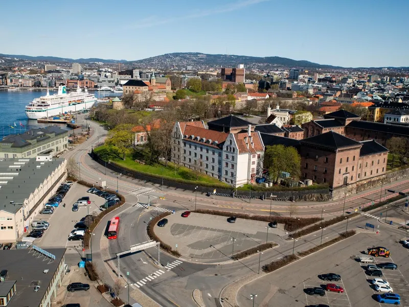 Akershus festning med innkjøringsområdet til fergeterminalet på Vippetangen. Dersom det bygges en felles fergeterminal for utenriksfergene på Vippetangen kan området i forgrunnen brukes til havnepromenade med grøntarealer og park. Bildet er fra april 2023 da cruisefergene fortsatt la til ved Akershusstranda.
