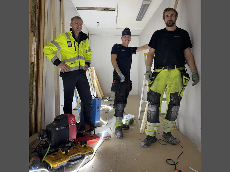 Arbeidere i en av sm&oslash;rebodene