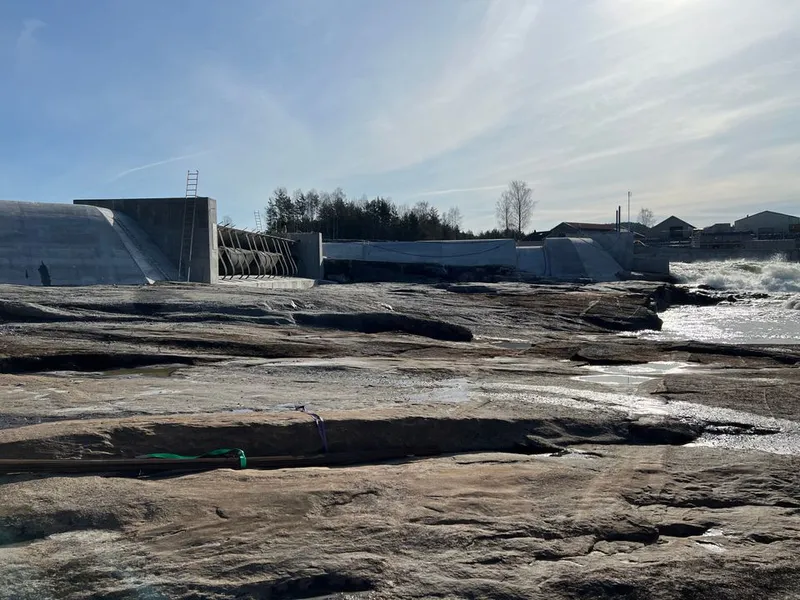 Den siste flomluken i den vestre delen av dammen er nå ferdigstilt.