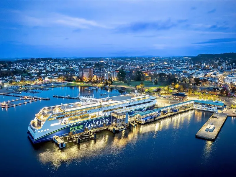 Color Hybrid i havna - Klikk for stort bilde