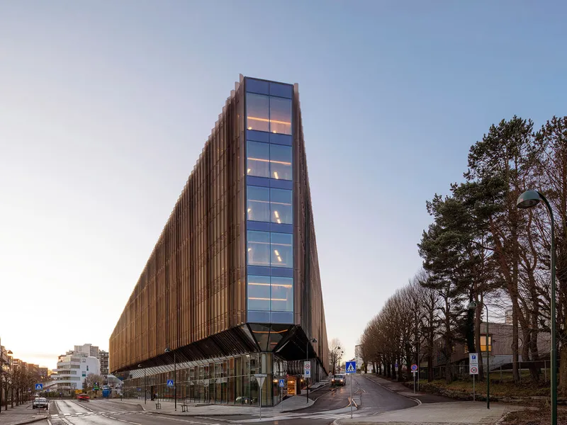 Kontorbygg Finansparken. Sett fra gatenivå. Foto.