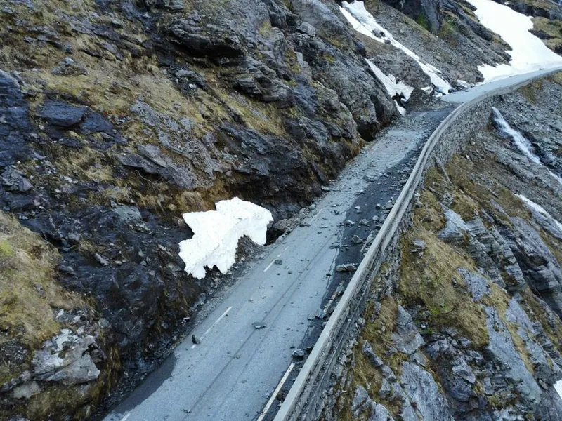 Omfattende nedfall av løse steiner gjorde at man i juni ble nødt til å stenge Trollstigen for resten av sesongen. Foto: Møre og Romsdal fylkeskommune