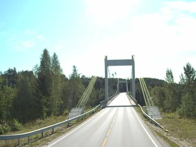 Sundfloen hengebro - Klikk for stort bilde