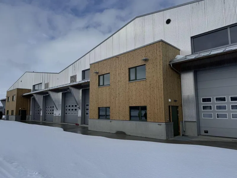 Moderne flerbrukshaller i snødekt område.