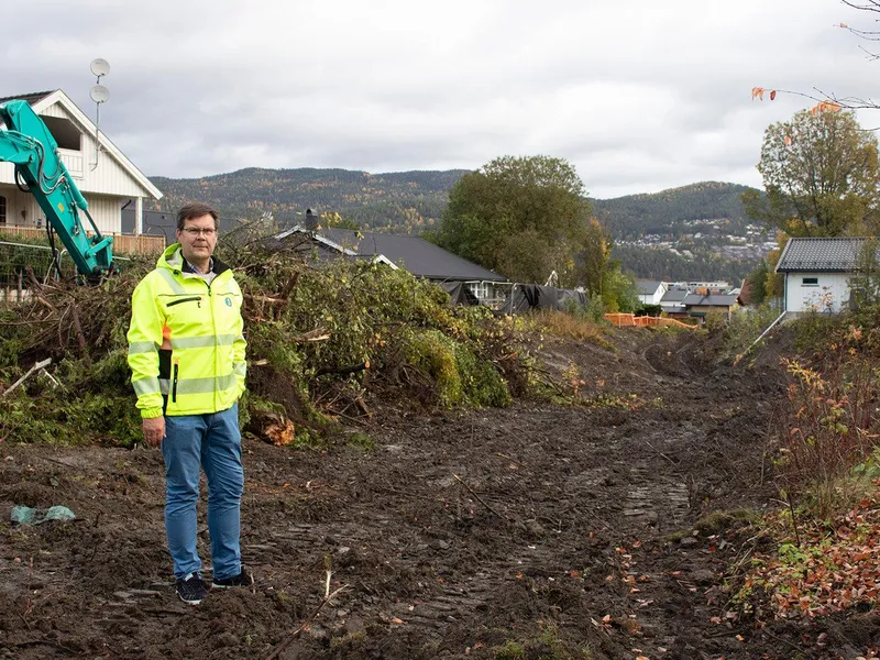 Prosjektleder Erik Udnæs står oppå røret. 
