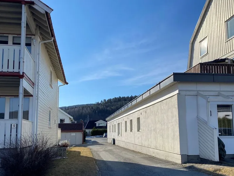 Det er trangt mellom husene der det skal kjøres mange lastebillass