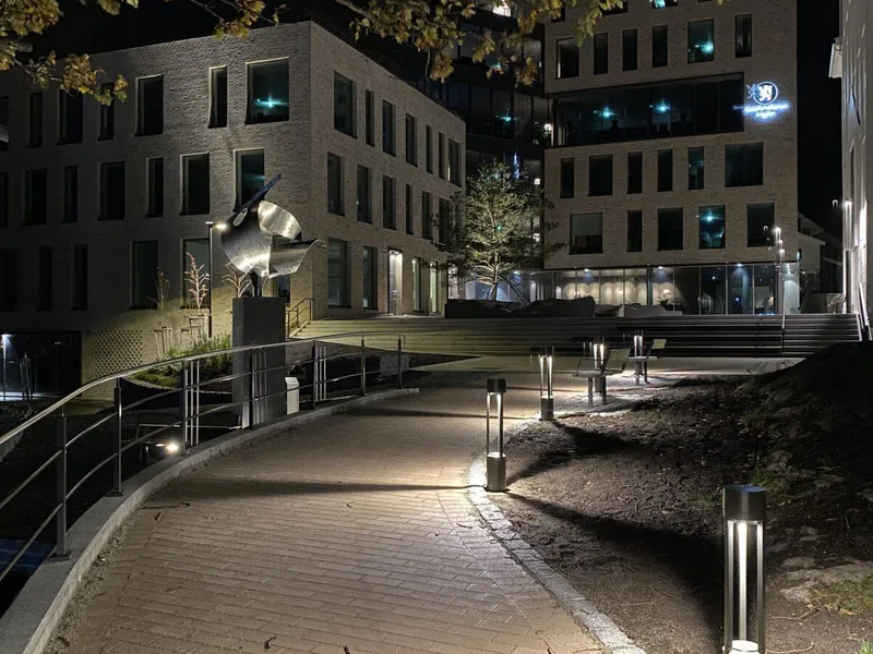 Kveldsbilde i mørket av adkomsten fra glassheisen ut til Fløybyen