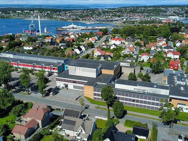 Malakoff videregående skole sett fra luften med Jeløy i bakgrunnen - Klikk for stort bilde
