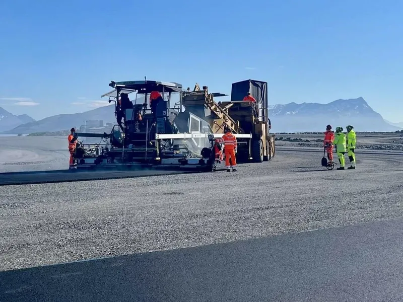Totalt skal det legges rundt 200 000 asfalt ved Nye Bodø lufthavn. Foto: Peab Asfalt.