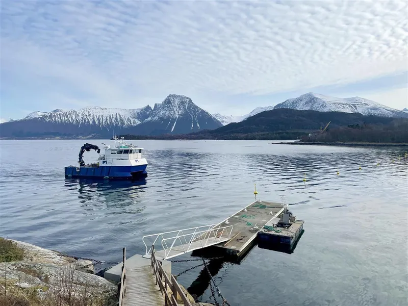 Brygga, båten og fjella - Klikk for stort bilete