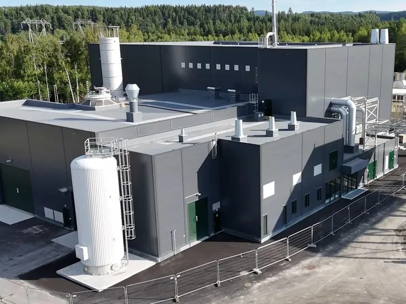 Biokarbonfabrikken i Hønefoss, hvor Siva nå har kjøpt bygningsmasse. Det er Vow Green Metals som skal drive fabrikken.. Foto: Vow Green Metals