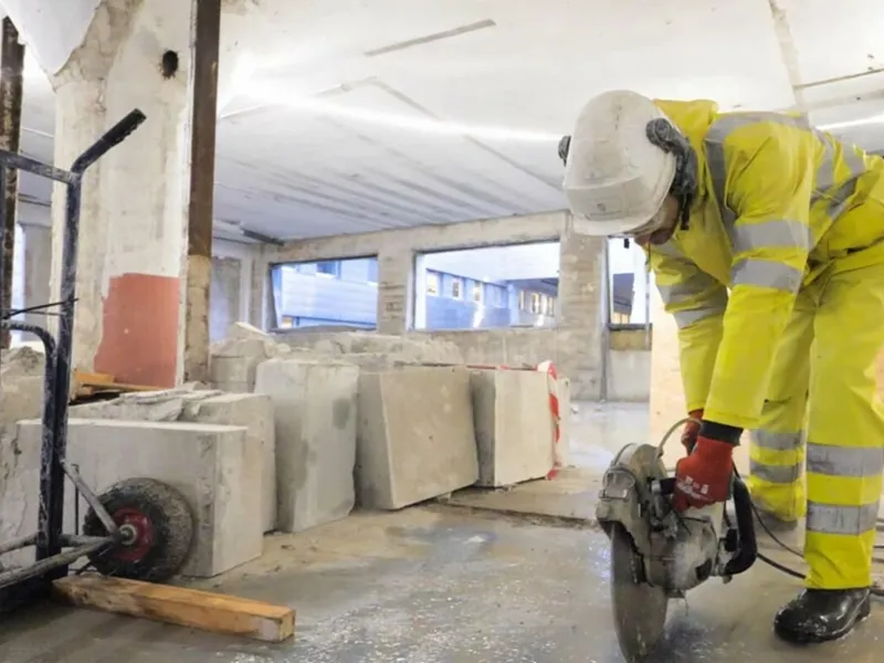 Normalt sages betongen i små blokker, men i Føniks-prosjektet blir elementene større for å senere kunne brukes som vegger. Foto: Frydenbø Eiendom.