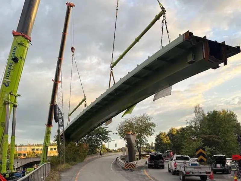Tungt løft. Brulementet ble løftet på plass og sikret lørdag. Foto: Statens vegvesen.