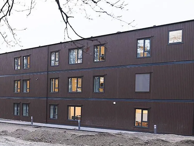 Bygget er satt sammen av 57 moduler som gir 70 sengeplasser fordelt på 38 rom.