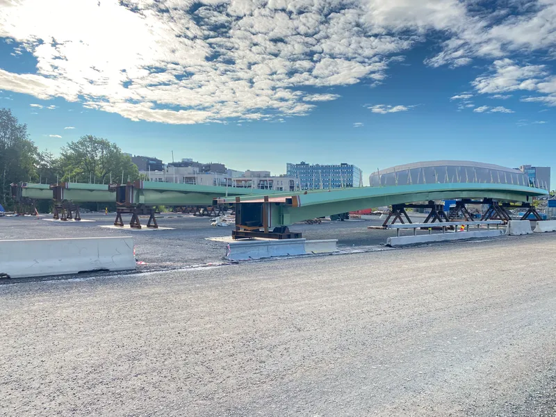 Opp til 44 meter lange broelementer skal løftes på plass i Fornebukrysset.