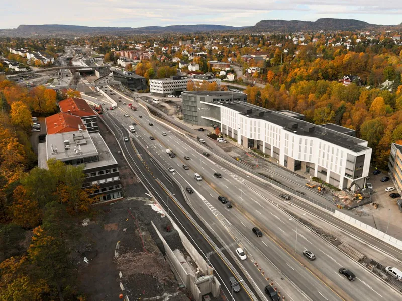 Midtdeleren skal rives og bygges opp på nytt, og hele E18 skal flyttes mot venstre i dette bildet. All trafikk må under arbeidet gå i vestgående løp, varsler Vegvesenet. Foto: Statens vegvesen.