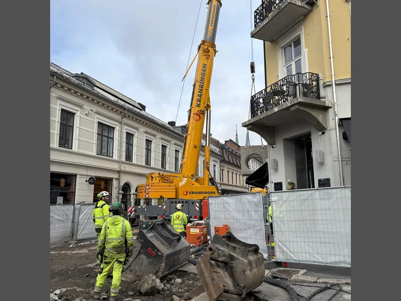 Stor kranbil i sentrumsgate