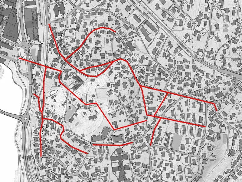Et kartutsnitt med detaljerte veier og bygninger, hvor enkelte veier er markert med rødt.