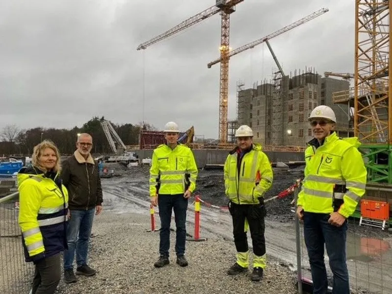 Fra venstre, Ragnhild Mirjam Bøe, prosjektleder logistikk Nye SUS, Lars Egil Borsheim, prosjektleder bygg Nye SUS, Espen Horpestad, selger, Arturas Janulevicius og Geir Malec, alle tre fra Malthus Uniteam. Foto: Nye SUS