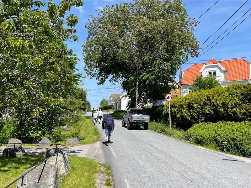 Foto av fv. 3908 ved Kilura. Smalt parti uten fortau.   - Klikk for stort bilde