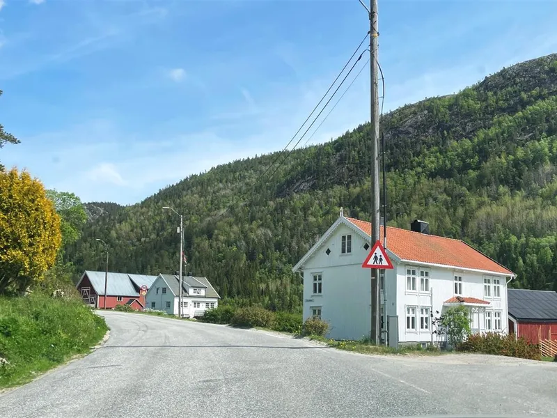 Foto av parti av fylkesveg 4030 hvor det ikke er fortau - Klikk for stort bilde