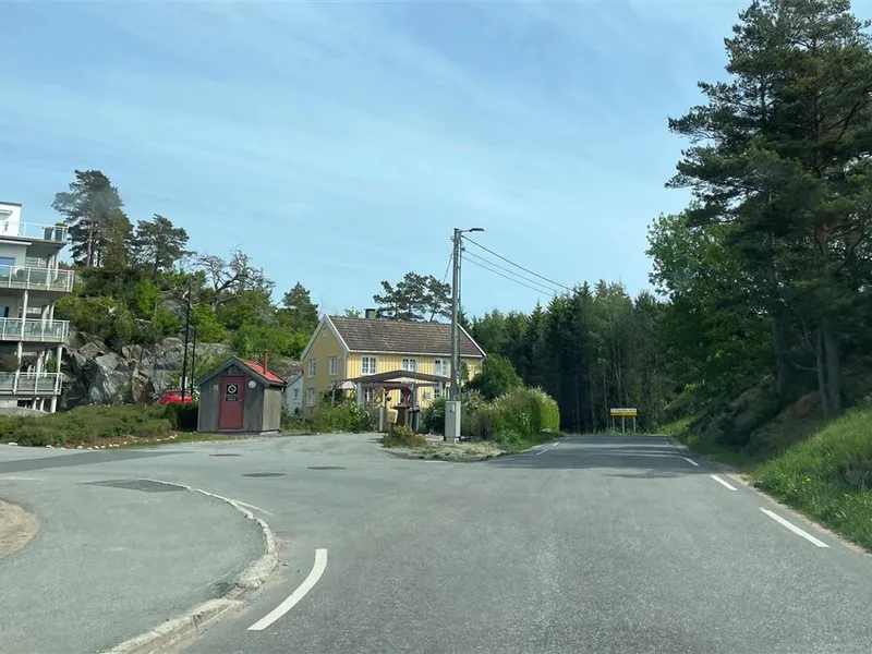 Foto av fylkesveg 3674 ved kryss mot Reise, hvor eksisterende fortau slutter - Klikk for stort bilde